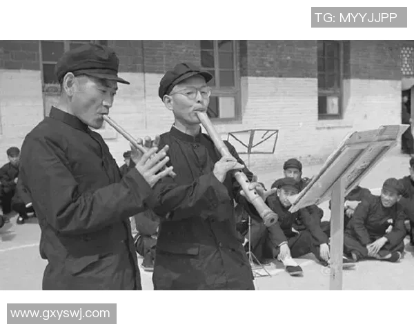 怒！三笘薰拿日本战犯相片，我国球迷反击：你已故，英超劲旅抱歉